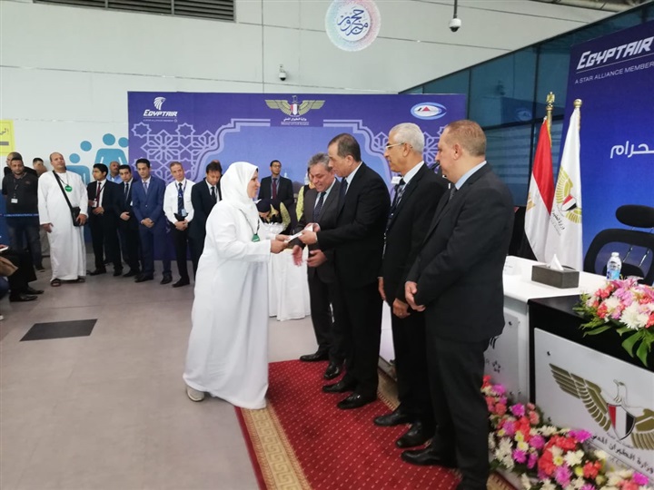 مصر للطيران تقدم تذاكر مجانية وتخفيضات احتفالا بتوديع أول رحلات الحج 