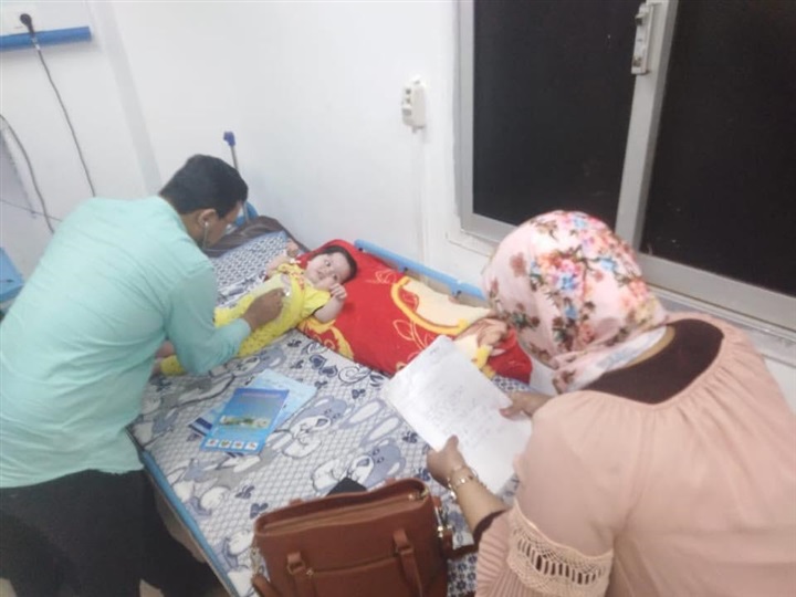 الكشف الطبي مجانًا على 692 طفل في قافلة طب القصر العيني بمطروح