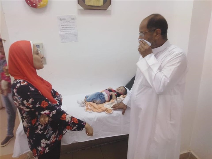 الكشف الطبي مجانًا على 692 طفل في قافلة طب القصر العيني بمطروح