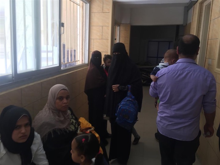 الكشف الطبي مجانًا على 692 طفل في قافلة طب القصر العيني بمطروح