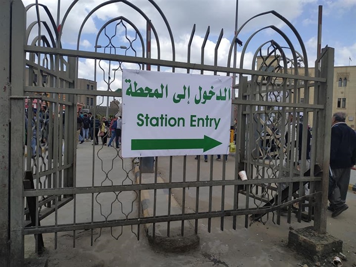 بالصور.. زحام بمحطة مصر علي شباك حجز تذاكر قطارات عيد الأضحي