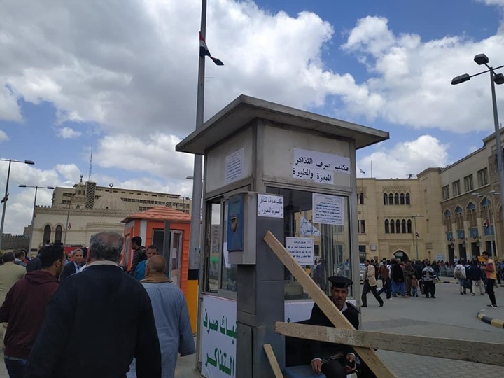 بالصور.. زحام بمحطة مصر علي شباك حجز تذاكر قطارات عيد الأضحي
