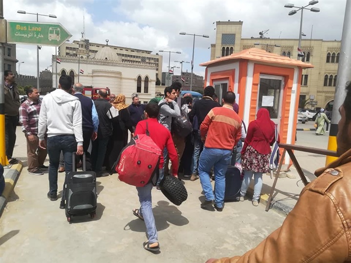 بالصور.. زحام بمحطة مصر علي شباك حجز تذاكر قطارات عيد الأضحي