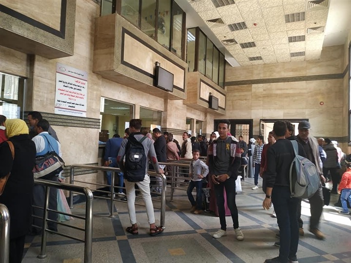 بالصور.. زحام بمحطة مصر علي شباك حجز تذاكر قطارات عيد الأضحي