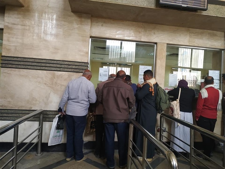 بالصور.. زحام بمحطة مصر علي شباك حجز تذاكر قطارات عيد الأضحي