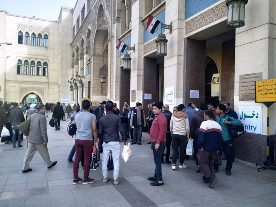 وزارة النقل تستجيب لما نشره "صدي العرب" وتركيب مظلات  أكشاك حجز التذاكر بمحطة مصر