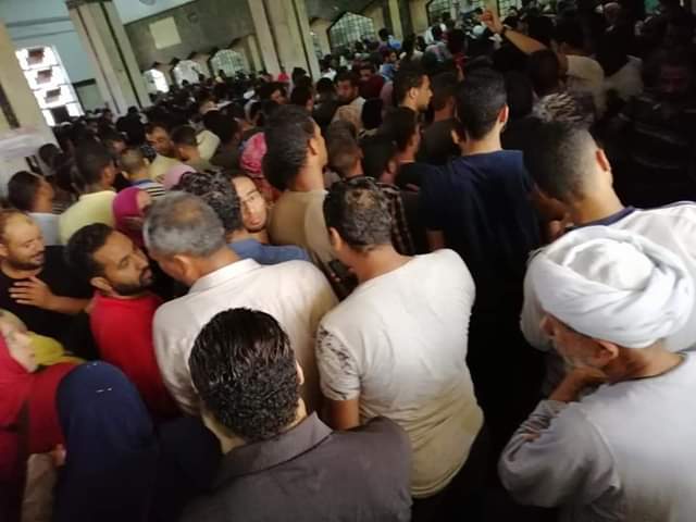 بالصور.. زحام أمام شبابيك حجز تذاكر عيد الأضحى