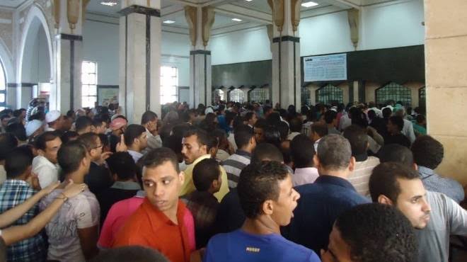 بالصور.. زحام أمام شبابيك حجز تذاكر عيد الأضحى