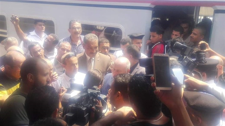 وزير النقل يشهد تشغيل العربات المطورة بشبرا الخيمة 