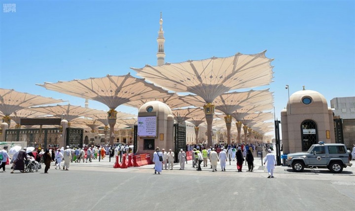 أكثر من 7 آلاف كادراً يطهر ويجهز سجاد وماء زمزم في المسجد النبوي استعداداً لموسم الحج أكثر من 7 آلاف كادراً يطهر ويجهز سجاد وماء زمزم في المسجد النبوي استعداداً لموسم الحج