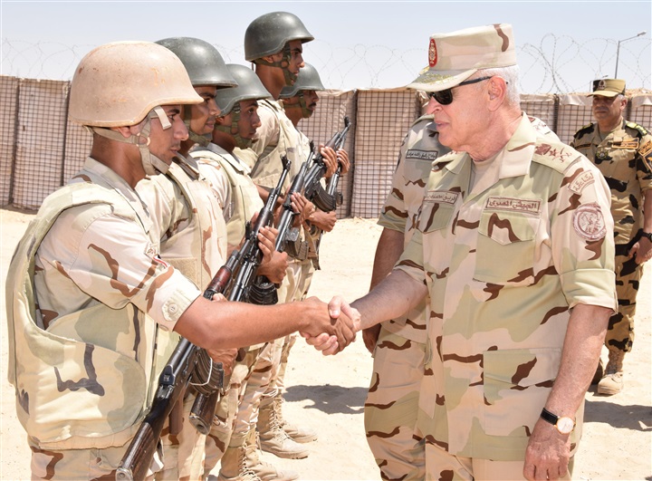 رئيس أركان حرب القوات المسلحة  يتفقد قوات تأمين شمال سيناء