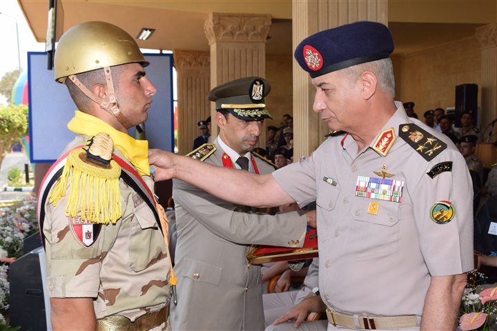 "وزير الدفاع " يشهد الاحتفال بتخريج دفعات جديدة من المعاهد الصحية