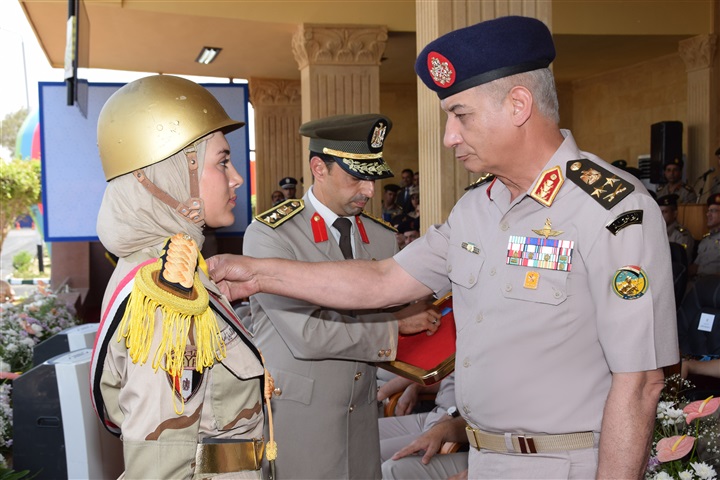 "وزير الدفاع " يشهد الاحتفال بتخريج دفعات جديدة من المعاهد الصحية