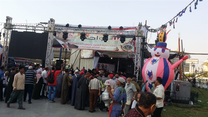 بالصور.. إقبال المواطنين على منافذ مباردة "كلنا واحد" المرحلة التاسعة لشراء مستلزمات المدارس