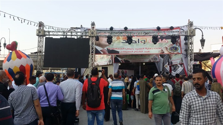 بالصور.. إقبال المواطنين على منافذ مباردة "كلنا واحد" المرحلة التاسعة لشراء مستلزمات المدارس