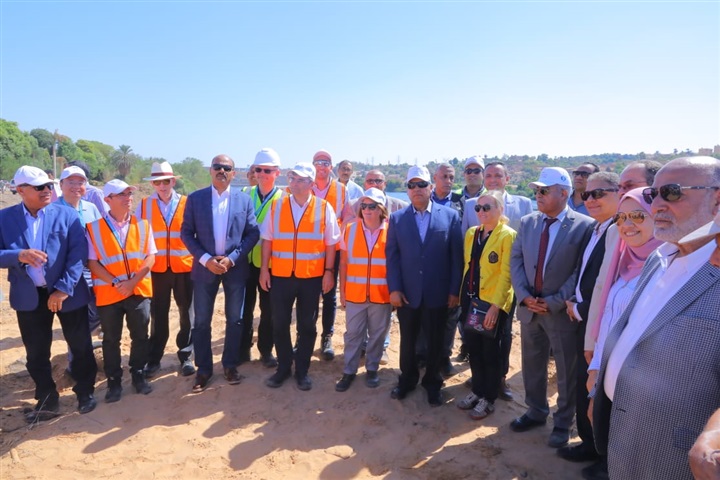 وزير النقل وسفيرة النرويج بالقاهرة ووفد البنك الاوربي في جولة تفقدية لعدد من المشروعات التنموية بمحافظة اسوان