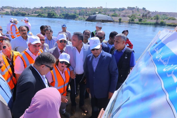 وزير النقل وسفيرة النرويج بالقاهرة ووفد البنك الاوربي في جولة تفقدية لعدد من المشروعات التنموية بمحافظة اسوان