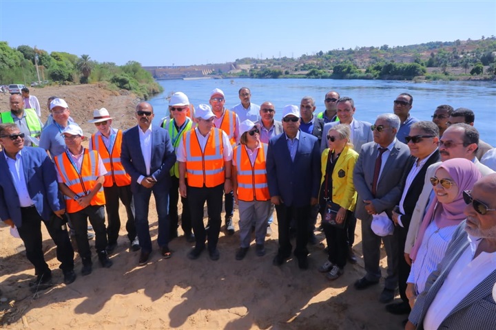 وزير النقل وسفيرة النرويج بالقاهرة ووفد البنك الاوربي في جولة تفقدية لعدد من المشروعات التنموية بمحافظة اسوان
