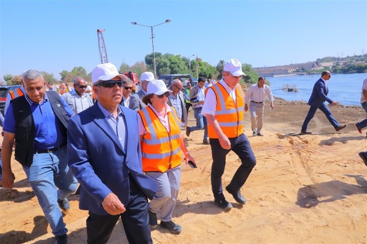 وزير النقل وسفيرة النرويج بالقاهرة ووفد البنك الاوربي في جولة تفقدية لعدد من المشروعات التنموية بمحافظة اسوان