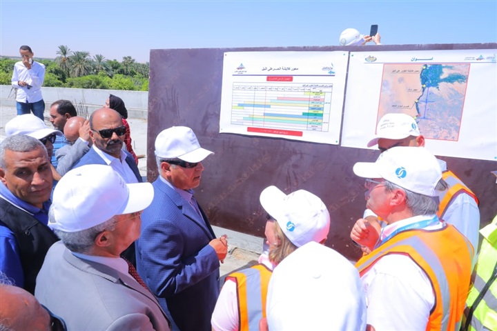وزير النقل وسفيرة النرويج بالقاهرة ووفد البنك الاوربي في جولة تفقدية لعدد من المشروعات التنموية بمحافظة اسوان