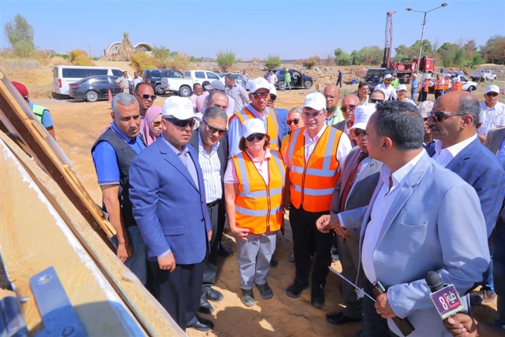 وزير النقل وسفيرة النرويج بالقاهرة ووفد البنك الاوربي في جولة تفقدية لعدد من المشروعات التنموية بمحافظة اسوان