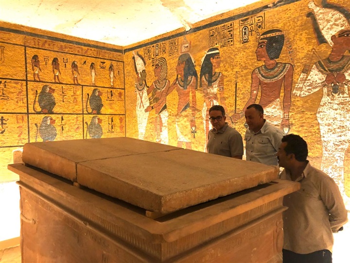 إعادة تركيب غطاء التابوت الحجري بمقبرة الملك الشاب