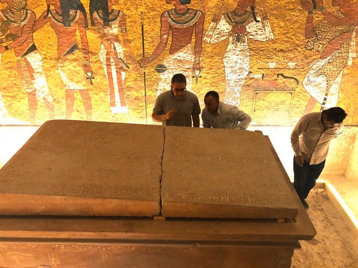 إعادة تركيب غطاء التابوت الحجري بمقبرة الملك الشاب