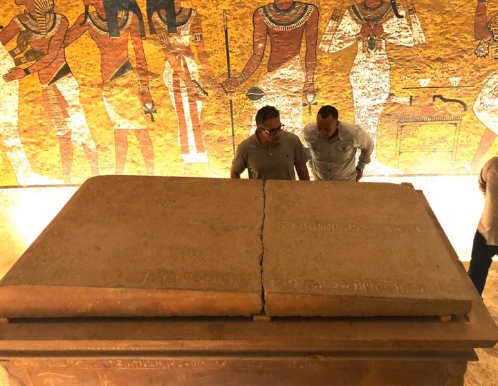 إعادة تركيب غطاء التابوت الحجري بمقبرة الملك الشاب