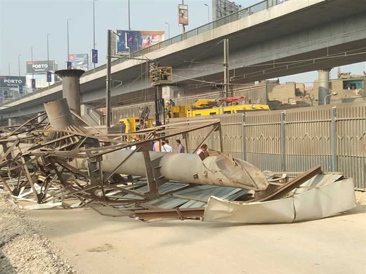 بالصور.. قيام فرق الطوارئ والفنيين بإصلاح عطل الشبكة الهوائية بالمترو في محطات غمرة والدمرداش ومنشية الصدر