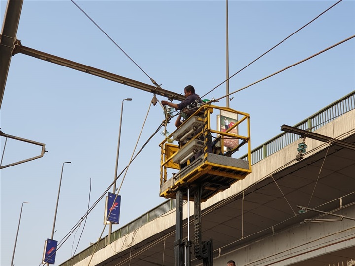 بالصور.. قيام فرق الطوارئ والفنيين بإصلاح عطل الشبكة الهوائية بالمترو في محطات غمرة والدمرداش ومنشية الصدر