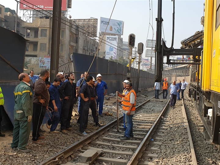 بالصور.. قيام فرق الطوارئ والفنيين بإصلاح عطل الشبكة الهوائية بالمترو في محطات غمرة والدمرداش ومنشية الصدر
