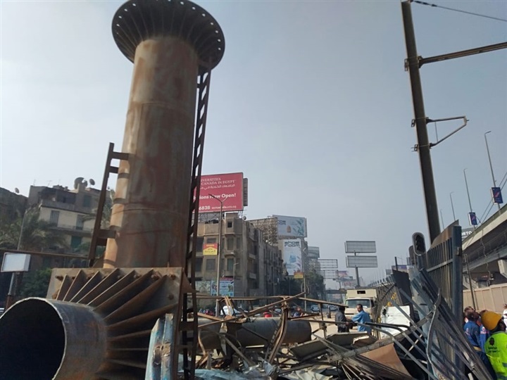 بالصور.. قيام فرق الطوارئ والفنيين بإصلاح عطل الشبكة الهوائية بالمترو في محطات غمرة والدمرداش ومنشية الصدر