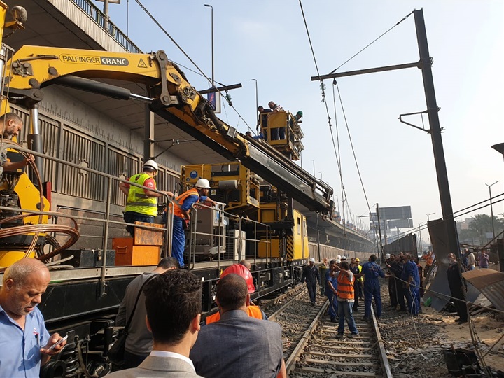 بالصور.. قيام فرق الطوارئ والفنيين بإصلاح عطل الشبكة الهوائية بالمترو في محطات غمرة والدمرداش ومنشية الصدر