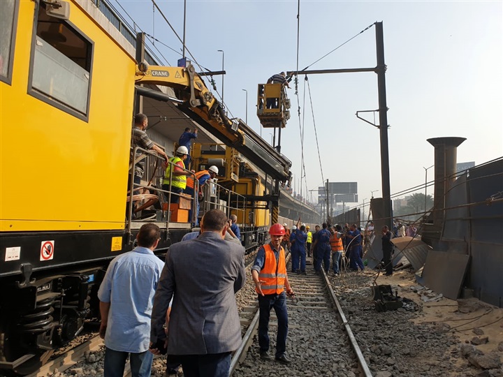 بالصور.. قيام فرق الطوارئ والفنيين بإصلاح عطل الشبكة الهوائية بالمترو في محطات غمرة والدمرداش ومنشية الصدر