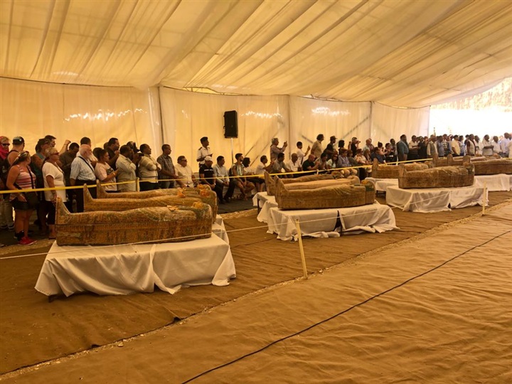 الكشف عن 30 تابوت خشبي آدمي ملون في حالة جيدة من الحفظ