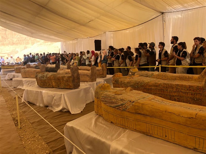 الكشف عن 30 تابوت خشبي آدمي ملون في حالة جيدة من الحفظ