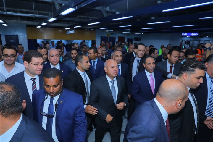 بالصور.. وزير النقل يفتتح محطة مترو هليوبوليس