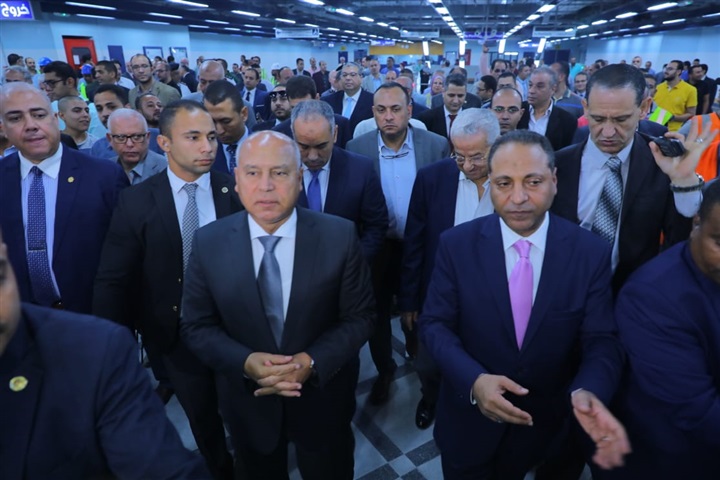 بالصور.. وزير النقل يفتتح محطة مترو هليوبوليس