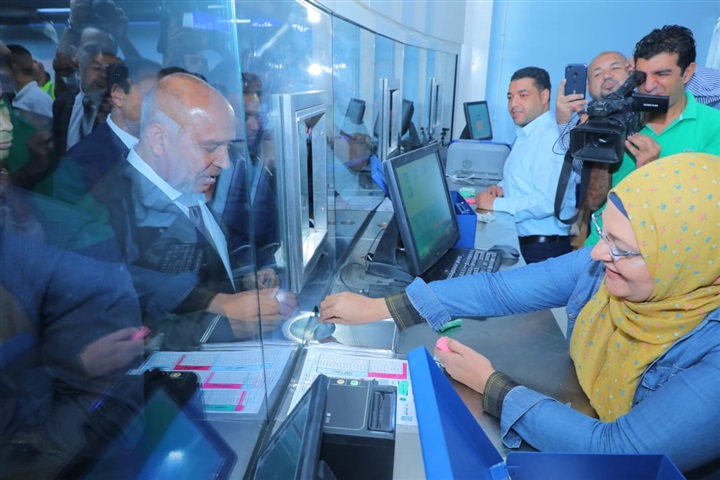 بالصور.. وزير النقل يفتتح محطة مترو هليوبوليس