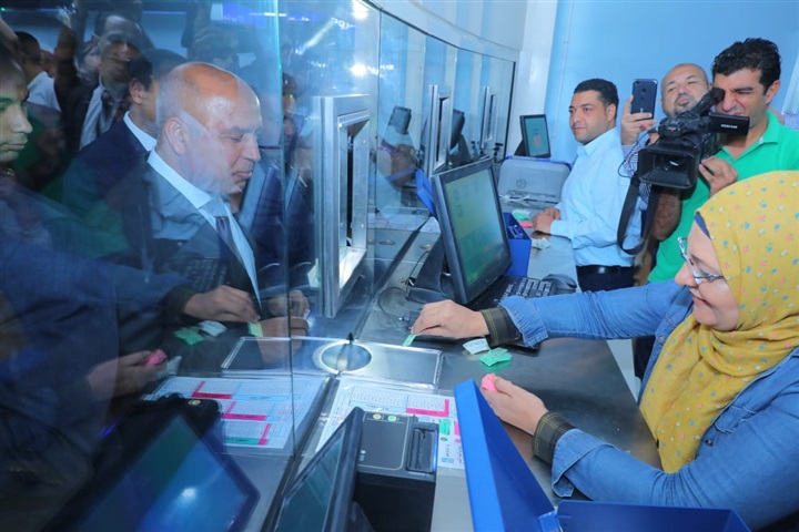 بالصور.. وزير النقل يفتتح محطة مترو هليوبوليس