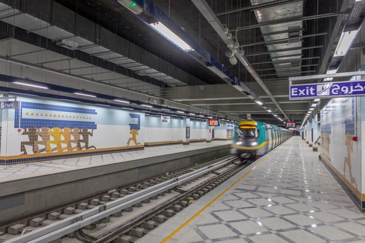 بالصور.. وزير النقل يفتتح محطة مترو هليوبوليس