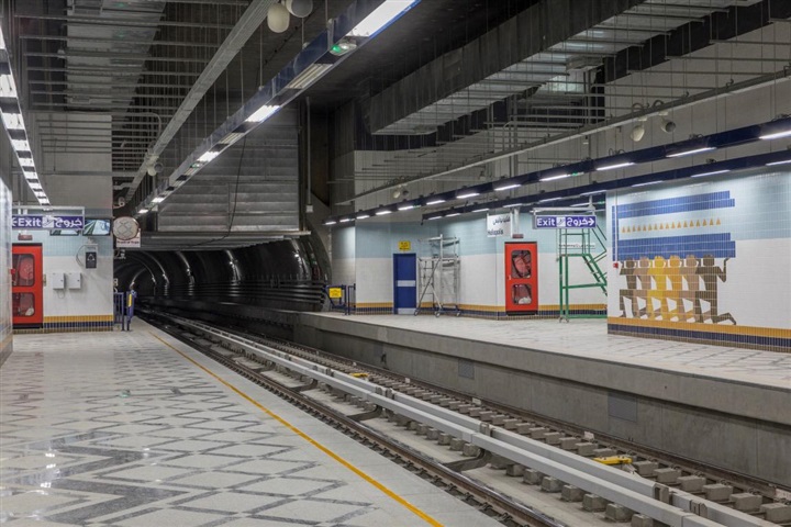 بالصور.. وزير النقل يفتتح محطة مترو هليوبوليس