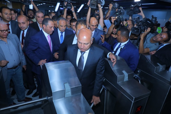 بالصور.. وزير النقل يفتتح محطة مترو هليوبوليس