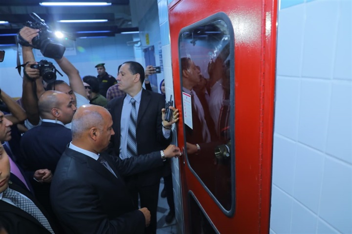 بالصور.. وزير النقل يفتتح محطة مترو هليوبوليس
