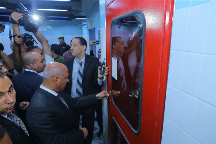 بالصور.. وزير النقل يفتتح محطة مترو هليوبوليس