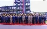 الرئيس السيسي يلتقط صورة تذكارية مع عمال شركة النصر للكيماويات