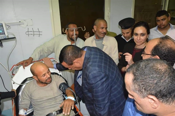 محافظ البحيرة يتوجه للإطمئنان على حالة المصابين بحريق قرية المواسير بإيتاى البارود