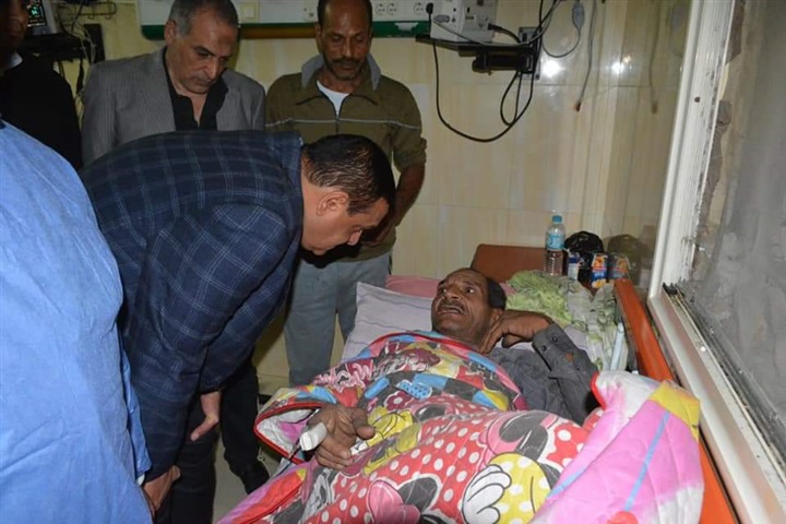 محافظ البحيرة يتوجه للإطمئنان على حالة المصابين بحريق قرية المواسير بإيتاى البارود