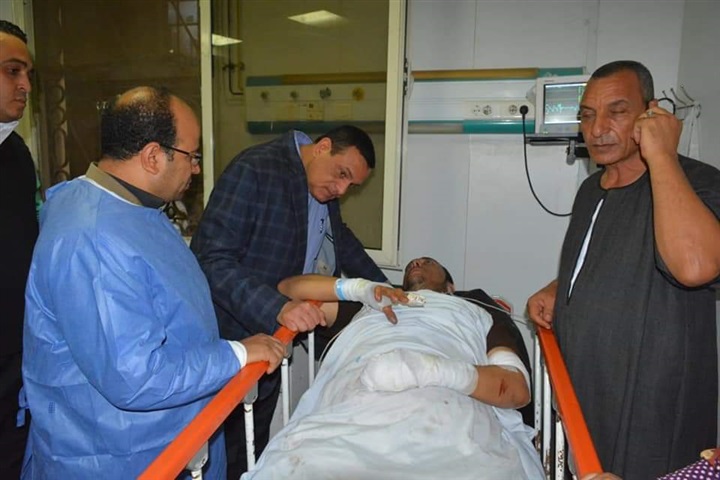 محافظ البحيرة يتوجه للإطمئنان على حالة المصابين بحريق قرية المواسير بإيتاى البارود