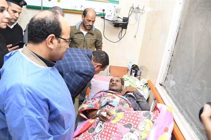 محافظ البحيرة يتوجه للإطمئنان على حالة المصابين بحريق قرية المواسير بإيتاى البارود